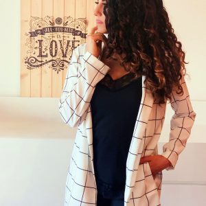 Blazer ligera blanca con cuadros negros