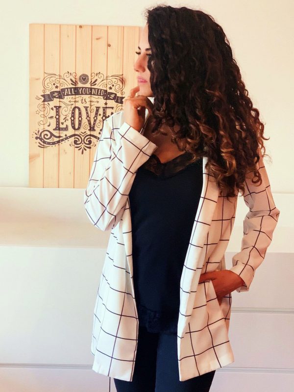 Blazer ligera blanca con cuadros negros