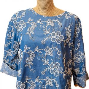 Camisa azul con estampado flores en crudo