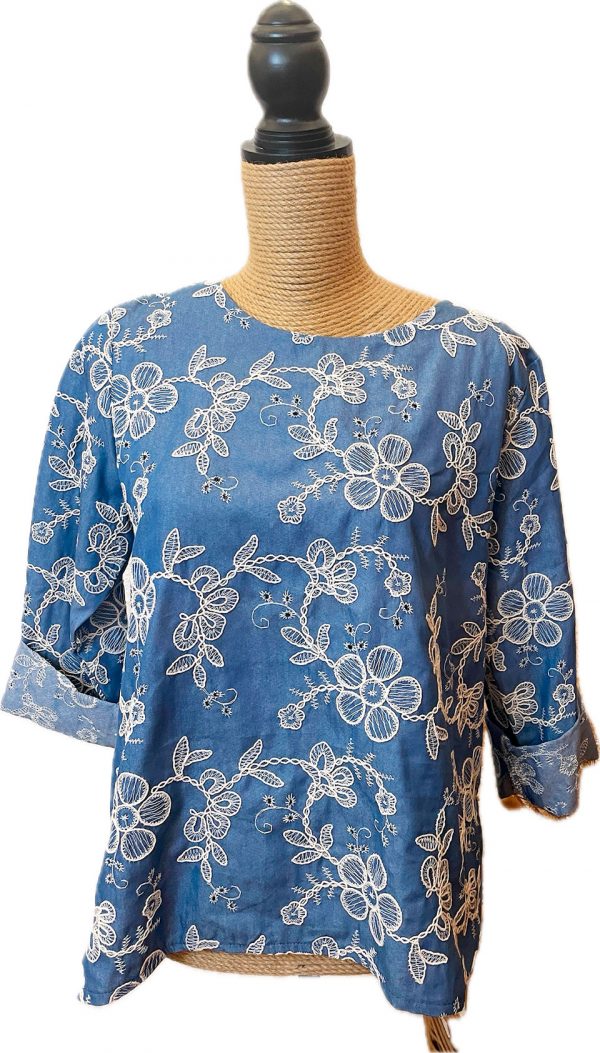 Camisa azul con estampado flores en crudo