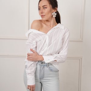 Blusa con cierre de lazado por delante y bajo péplum con disimulado volante