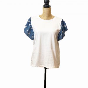 Camiseta blanca con volante tejano en las mangas
