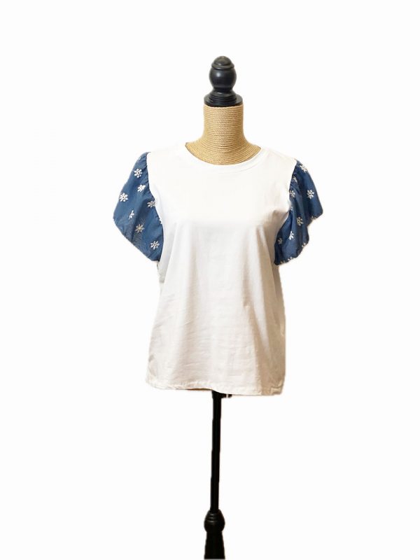 Camiseta blanca con volante tejano en las mangas