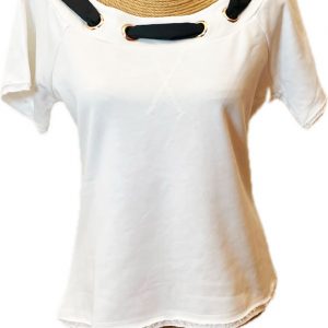 Camiseta corte recto y en el escote tiene una cinta negra, que lo rodea con unas arandelas doradas