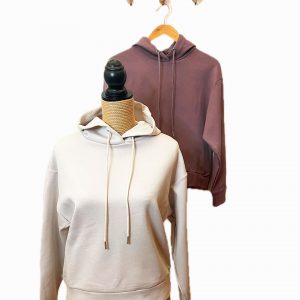 Sudadera con capucha ajustable mediante los cordones