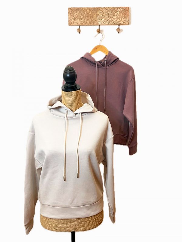 Sudadera con capucha ajustable mediante los cordones