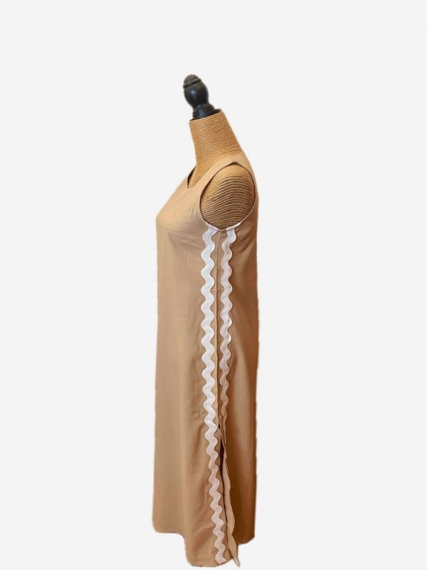 Vestido largo de tirante ancho, con una pequeña apertura en el largo de los laterales - Imagen 6