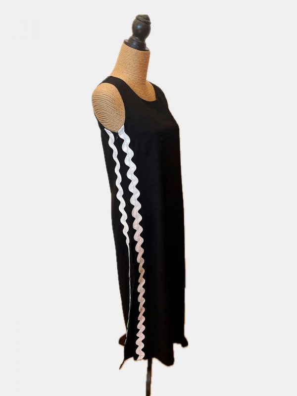 Vestido largo de tirante ancho, con una pequeña apertura en el largo de los laterales - Imagen 4
