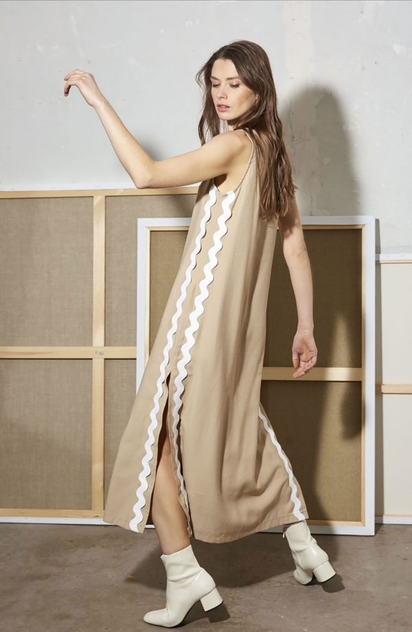 Vestido largo de tirante ancho, con una pequeña apertura en el largo de los laterales