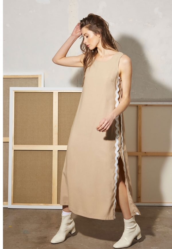 Vestido largo de tirante ancho, con una pequeña apertura en el largo de los laterales - Imagen 3