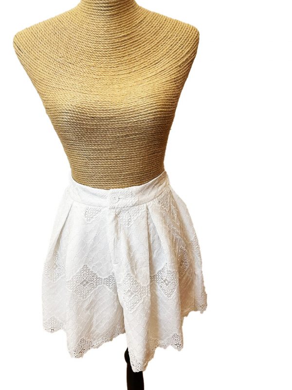 Short blanco de puntilla