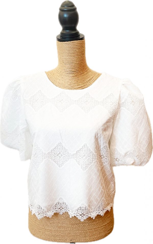Blusa blanca de puntilla con las mangas bombachas