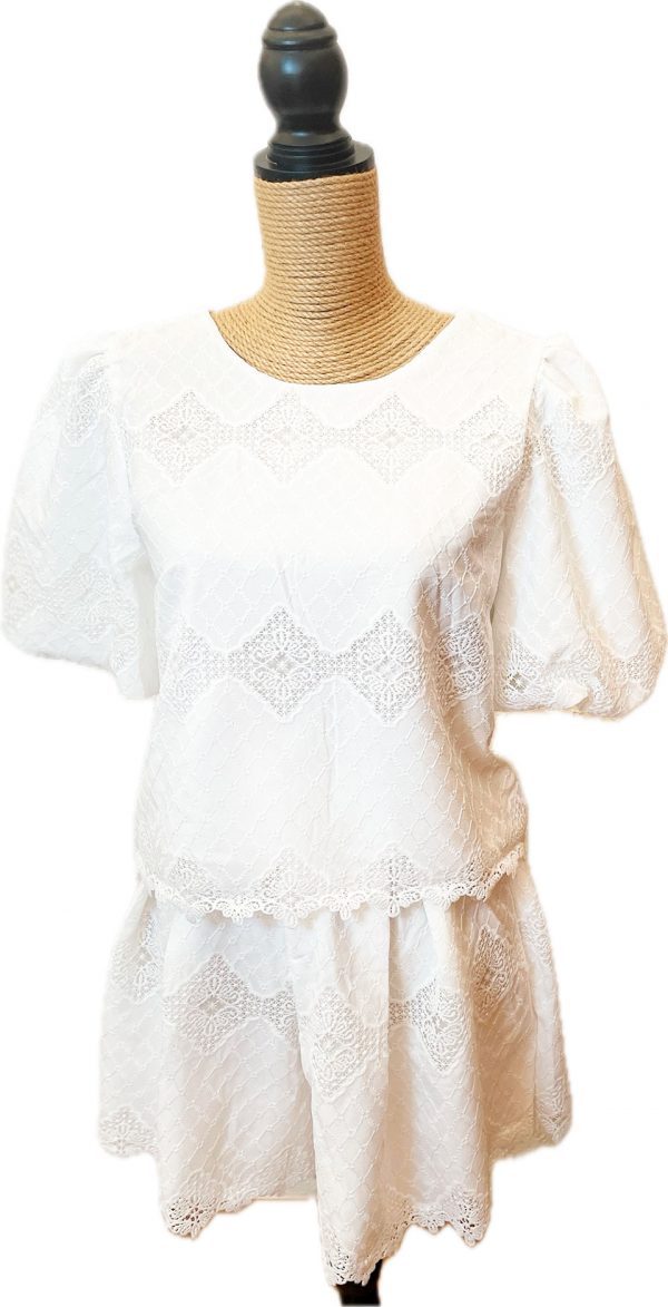 Blusa blanca de puntilla con las mangas bombachas - Imagen 4