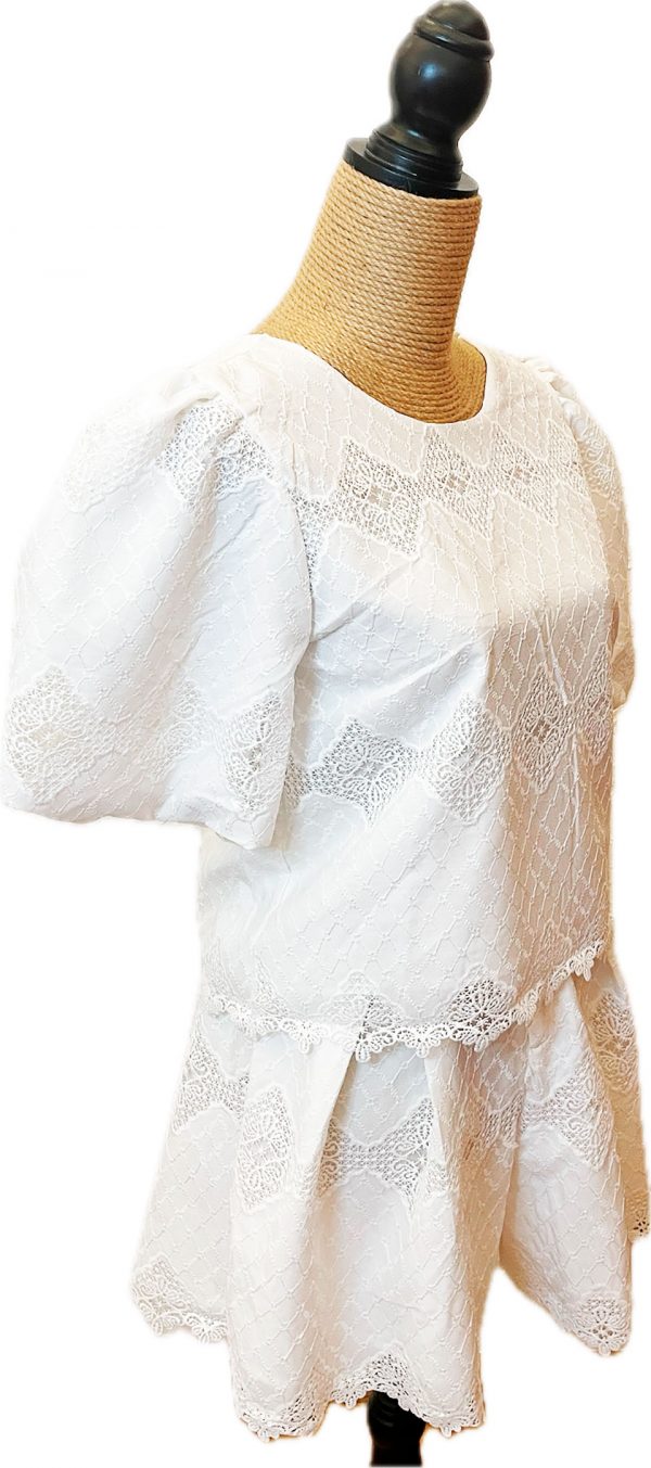 Blusa blanca de puntilla con las mangas bombachas - Imagen 2