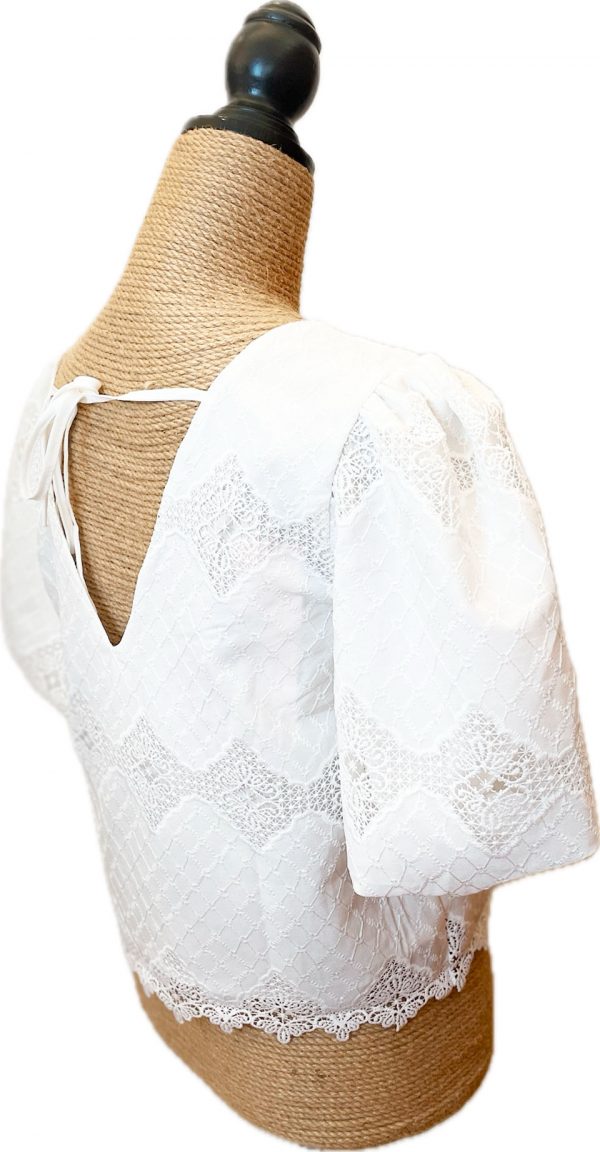 Blusa blanca de puntilla con las mangas bombachas - Imagen 3