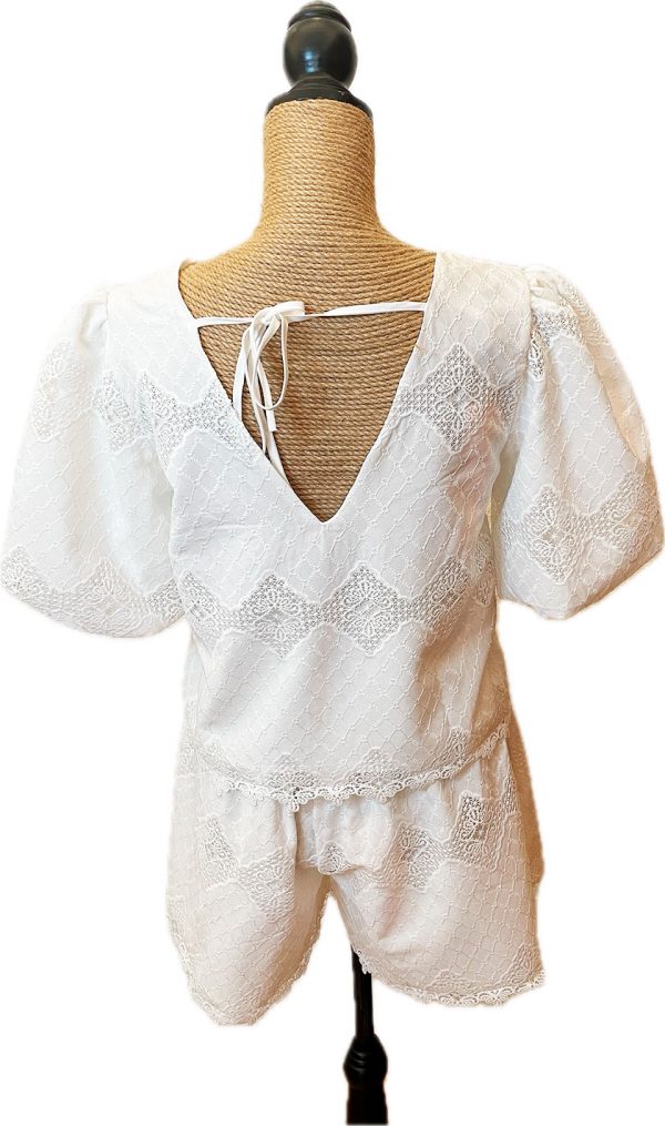 Blusa blanca de puntilla con las mangas bombachas - Imagen 5