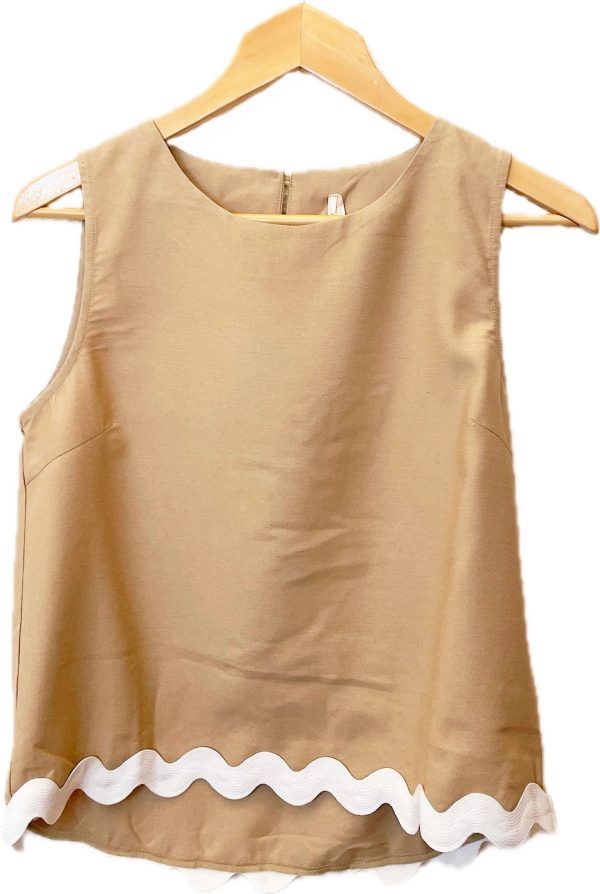 Camiseta de tirante ancho, tiene el detalle de una onda en el acabado de la prenda - Imagen 2
