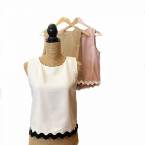 Camiseta de tirante ancho, tiene el detalle de una onda en el acabado de la prenda