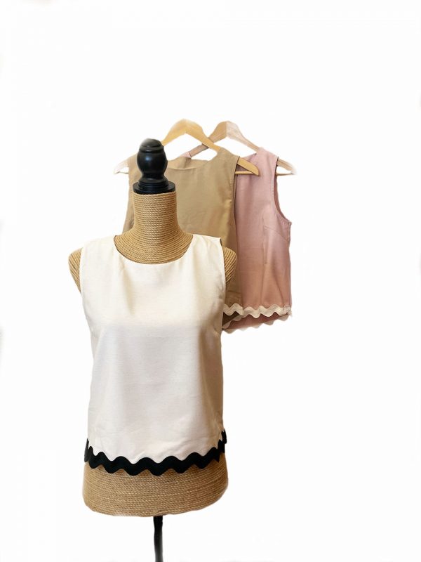 Camiseta de tirante ancho, tiene el detalle de una onda en el acabado de la prenda