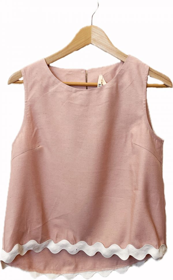 Camiseta de tirante ancho, tiene el detalle de una onda en el acabado de la prenda - Imagen 3