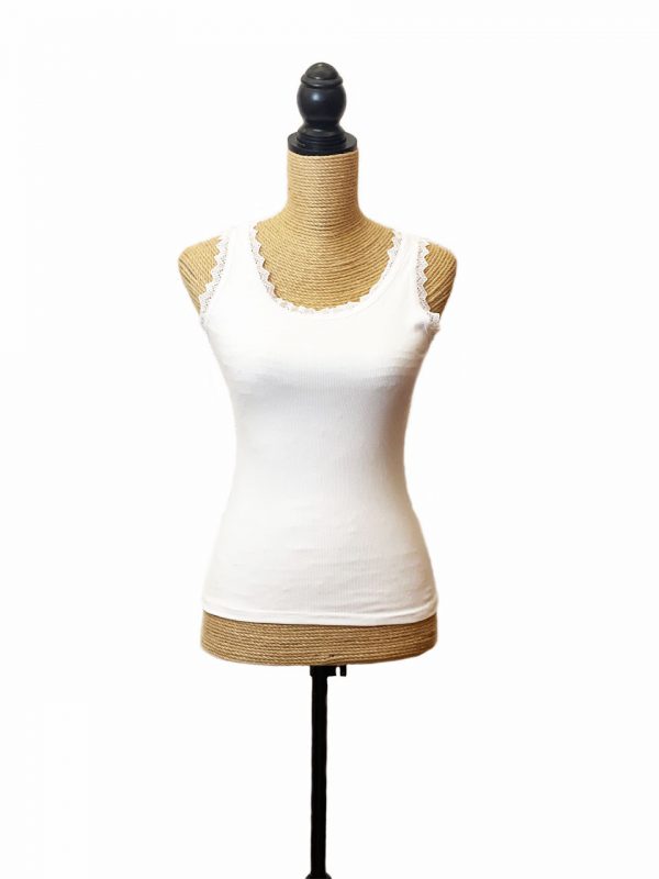 Camiseta de tirante ancho con los tirantes y el escote son de puntilla - Imagen 2