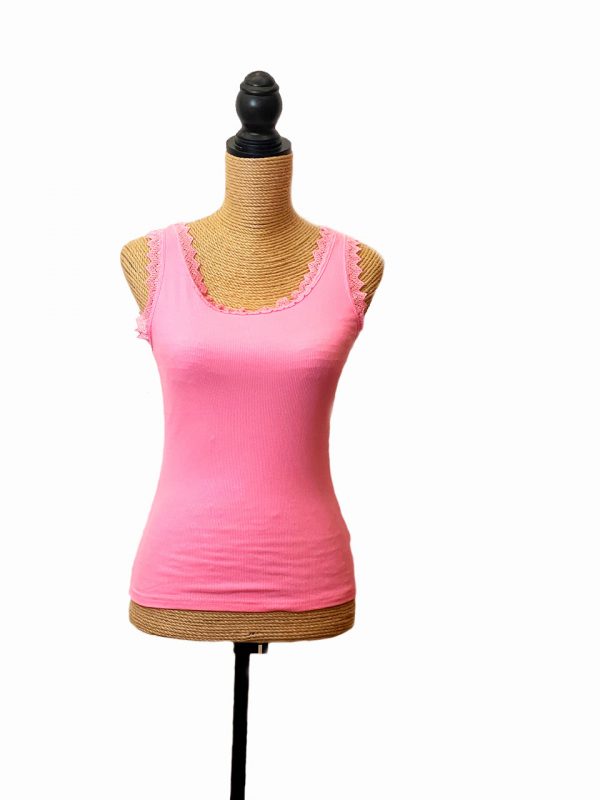 Camiseta de tirante ancho con los tirantes y el escote son de puntilla - Imagen 3