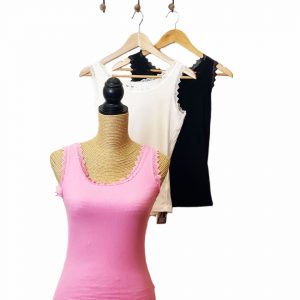 Camiseta de tirante ancho con los tirantes y el escote son de puntilla