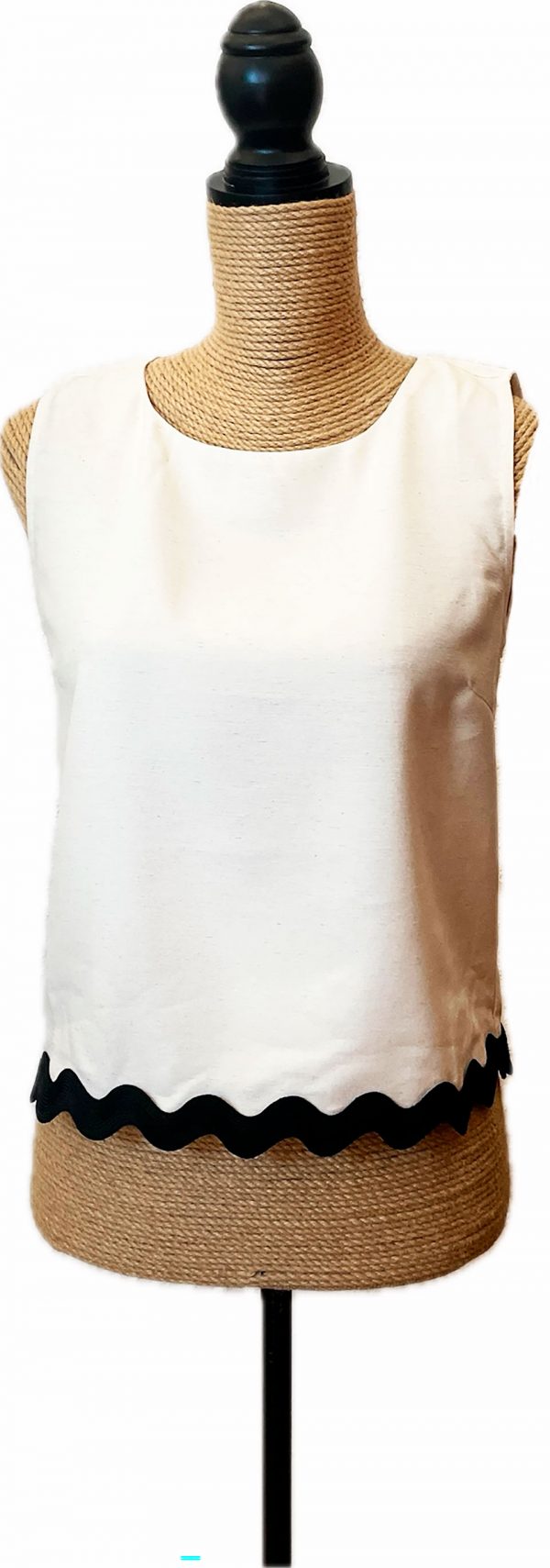 Camiseta de tirante ancho, tiene el detalle de una onda en el acabado de la prenda - Imagen 4