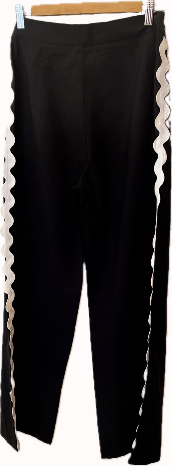 Pantalón acampanado crudo y tiene el detalle de una onda en los laterales - Imagen 3