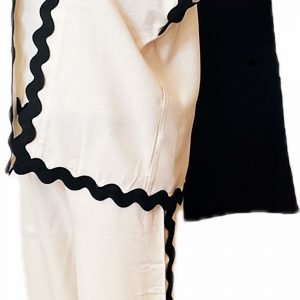 Pantalón acampanado crudo y tiene el detalle de una onda en los laterales
