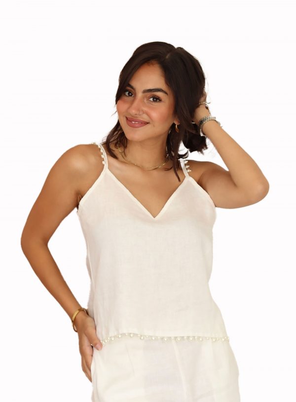 Top de tirante fino con cuello pico, detalles de perlas