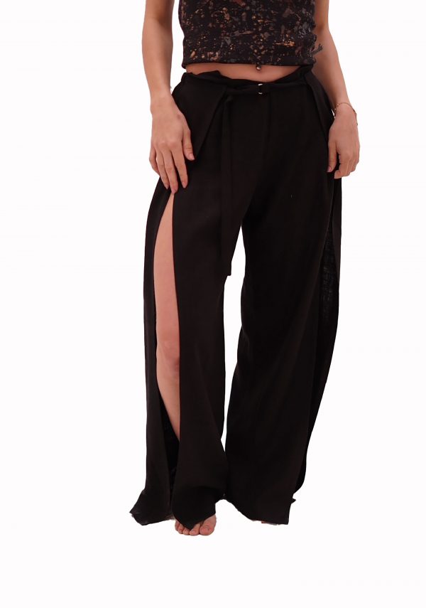 Pantalón negro con hebilla ajustable y apertura en las partes laterales - Imagen 3