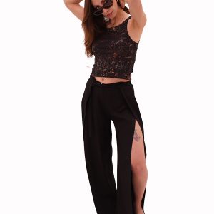 Pantalón negro con hebilla ajustable y apertura en las partes laterales