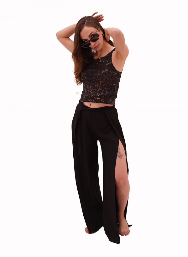 Pantalón negro con hebilla ajustable y apertura en las partes laterales