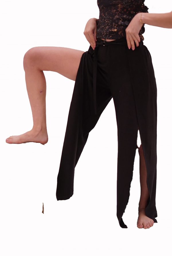 Pantalón negro con hebilla ajustable y apertura en las partes laterales - Imagen 4