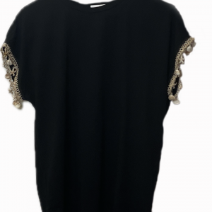 Camiseta de manga corta con cuello redondo y el acabado de las mangas es de pechinas