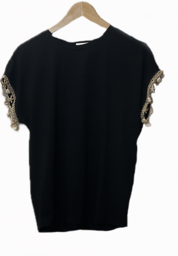Camiseta de manga corta con cuello redondo y el acabado de las mangas es de pechinas