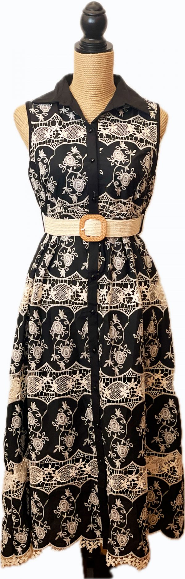 Vestido largo negro botonado con estampado de puntilla color crudo