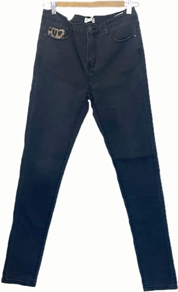Tejano gris oscuro skinny con detalle en el bolsillo de leapardo