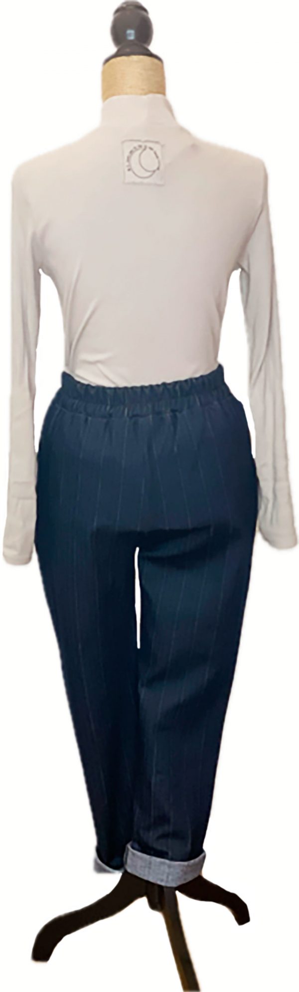 Pantalón azul marino con una rayas blancas muy disimuladas - Imagen 4