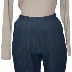 Pantalón azul marino con una rayas blancas muy disimuladas