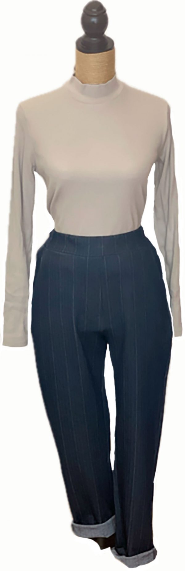 Pantalón azul marino con una rayas blancas muy disimuladas