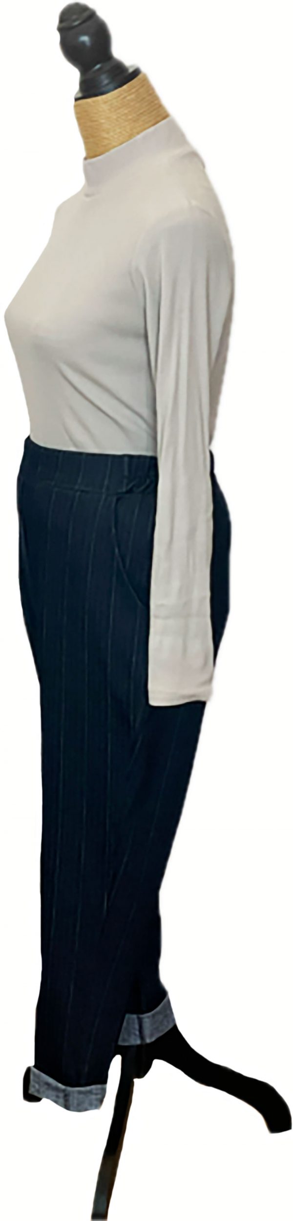Pantalón azul marino con una rayas blancas muy disimuladas - Imagen 2