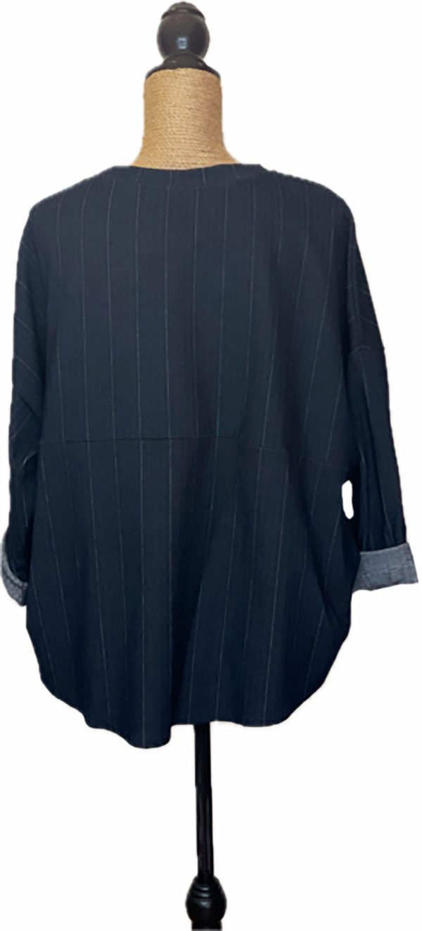 Camiseta / jersey fino azul marino con rayas discretas - Imagen 3