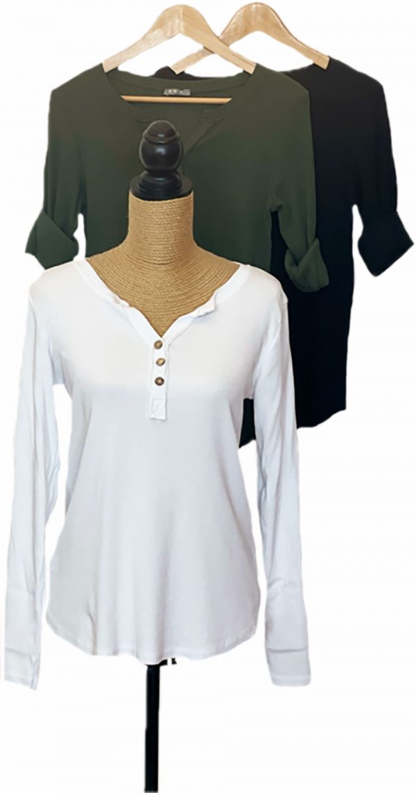 Camiseta cuello pico con botones falsos en el escote