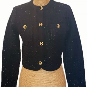 haqueta negra, estilo chanel, de botones dorados y brillo dorado disimulado