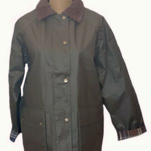 Parca verde caqui impermeable. Bolsillos con solapa